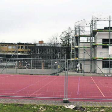 Schulraum weiter im Brennpunkt - Das Schulzentrum Junkholz steht im Brennpunkt: Die Turnhalle (rechts) wurde soeben saniert, für einen Zyklus-1-Standort wurde eine Machbarkeitsstudie erstellt. Dagegen wurden die Projektarbeiten für die Sanierung des Schulhauses (Mitte) noch nicht gestartet. Bild: Daniel Marti