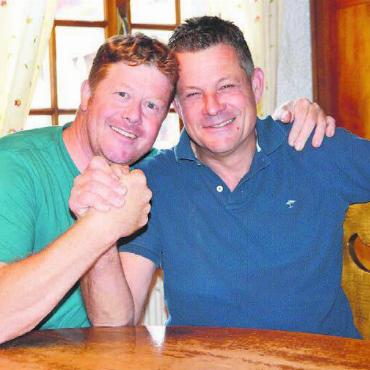 «Es bleibt nichts anderes übrig» - Die zwei Gastronomen sind seit Jahren befreundet und unterstützen sich: Peter Wyrsch, «Löwen» Boswil (links), und Jürg Meyer, Wirtschaft Niesenberg. Bild: Annemarie Keusch