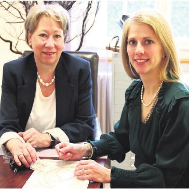 Begehrtes Schmuckobjekt - Sie teilen sich die Leidenschaft für Perlen und Schmuckdesigns. Elisabeth Käppeli (links) übergibt das Perlenatelier im Park an Andrea Dörig. Bild: Monica Rast