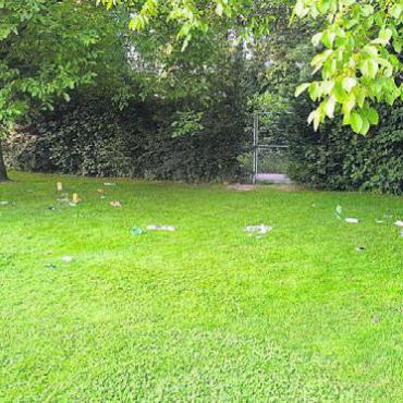 Geringe Wertschätzung - Bierflaschen, Aludosen, Tetrapackungen und haufenweise Verpackungen. Einige vieler Hinterlassenschaften von jugendlichen Badegästen. Bild: zg