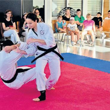 Das Dorf, in dem man sich hilft - Die Karate-Geschwister Estevao zeigen in der Aula, wie es beim Kumite zur Sache geht.