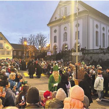 Viele funkelnde Kinderaugen - Wie jedes Jahr: Die Massen säumten den Strassenrand rund um den Kirchenplatzkreisel. Bilder: Stefan Hotz (4), Stefan Sprenger (1)