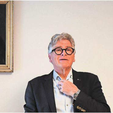 Doppelte Schrift zum Jubiläum - Präsident Martin Allemann leitete die Generalversammlung im Schweizer Strohmuseum locker und speditiv. In einem Jahr will er das Präsidium der Historischen Gesellschaft Freiamt abgeben. Bild: Daniel Marti