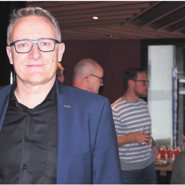 Der grosse Umbruch - Arsène Perroud akzeptierte die Abwahl als Gemeindeammann souverän: Im Restaurant Leo stand er allen Parteifreunden Red und Antwort. Bild: Daniel Marti