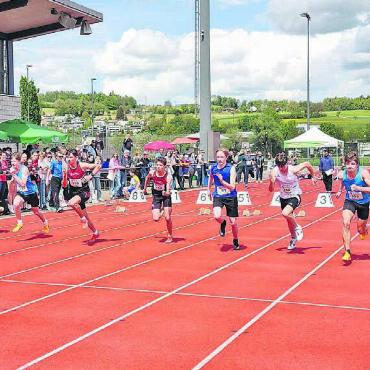 Freiwillig zum 1000-m-Lauf - Die jungen Sportler wurden auf den Niedermatten von zahlreichen Zuschauern angefeuert. Bild: zg