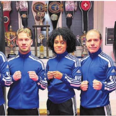 Erfolgreiche Schlaftablette - Diese Mitglieder von Kickboxing Wohlen sind alle an der WM in Abu Dhabi dabei. Von links: Antonio Cerundolo (Kampfrichter), David Nichini (Physio), Roy Cipriano, Stefanie Richner, Rocco Cipriano (Coach), Toni Lo Prete und Andi Faggiano (Coach). Bild: zg
