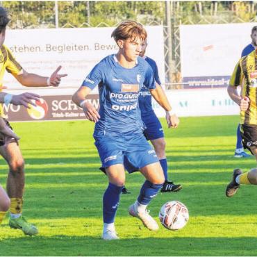 Glücksbringer Shahini - Er wusste, dass er trifft: Djellon Shahini (Mitte) umringt von den Gegnern aus Basel. Er ist der Matchwinner.