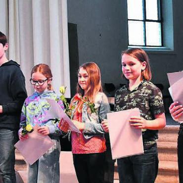 Leistung mit viel Applaus honoriert - Ein beliebtes Instrument an den Musikschulen ist die Gitarre. Auf dem Bild die Schüler und Schülerinnen, welche ein Gitarren-mCheck-Zertifikat erhielten. Das sind von links: Emil Friedeberg, Mael Bucher, Luana Keusch, Elodie Kubelka, Luisa Wiederkehr, Marielle Koradi.