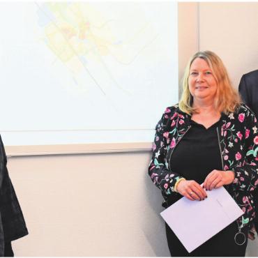 Zentraler Schritt in die Zukunft - Ein strategisches Instrument erarbeitet (v. l.): Ines Schmid (Metron), Claudia Schwarzmeier und Gemeindeammann Arsène Perroud. Bild: dm