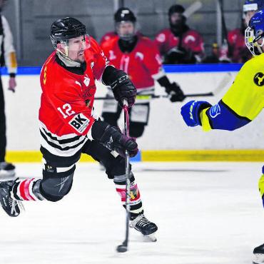 Mit einem Bein im Final - Pascal Wittwer (links) konnte ein Tor und einen Assist zum Fi-Gö-Sieg beitragen. Bild: Archiv/awa