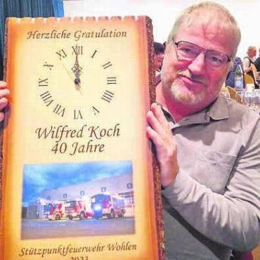 Befördert, verabschiedet und geehrt - Wilfred Koch wird für seine Treue von 40 Jahren zur Feuerwehr Wohlen geehrt. Bild: pd
