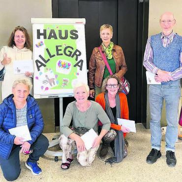 Neuer Name ist gewählt - Die Namensgebenden: (hinten, v. l.) Florian Berger, Katja Mezger, Dora Ripolla, Hans Ritter, Silvia Holliger (3. Platz) sowie Verena Meienberger. (Vorne, v. l.) Karin Brunner, Heidi Furrer und Andrea Giudici. Bild: zg