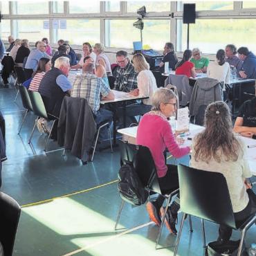 Ganz unterschiedliche Bedürfnisse - Rege Diskussionen in der Turnhalle mit Blick auf den See. Ob das als Halle 70 bezeichnete Gebäude zu einem Vereinshaus umgebaut oder nur saniert wird, ist eine der Fragen, die sich die Gemeinde derzeit stellt.    Bilder: Chregi Hansen