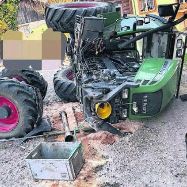 Mit Traktor umgekippt - Beim Unfall hat sich der junge Traktorfahrer verletzt und musste ins Spital gebracht werden. Bild: pz