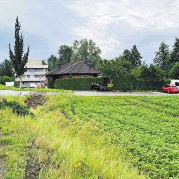 Auto landet nach Alkoholfahrt auf dem Dach - Grosser Sachschaden am Fahrzeug und an der Strasseneinrichtung nach dem Unfall in den frühen Morgenstunden. Bild: pz