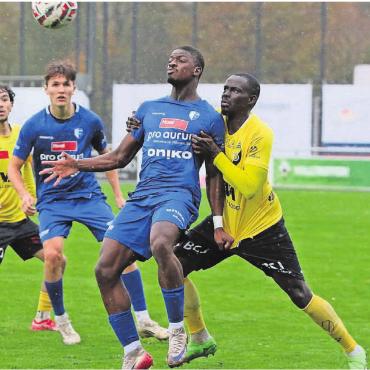 Eine gefühlte Niederlage - Dramane Sissoko (Mitte) im Duell gegen seinen Ex-Club aus Delémont. Der Wohler Goalgetter kann gegen seine früheren Teamkollegen nicht treffen. Die Chancenausbeute der Freiämter ist zu mager, was am Ende bestraft wird. Bild: Josip Lasic