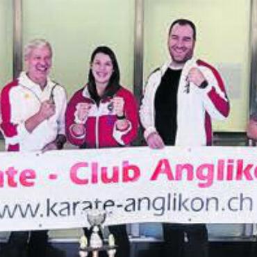 Sie hat es wieder getan - Vize-Weltmeisterin Angela Felber (Mitte) wird vom KC Anglikon in Empfang genommen. Von links: Peter Hubschmid, Heinz Muntwyler, Silvano Surano, Koni Lingg. Bild: zg