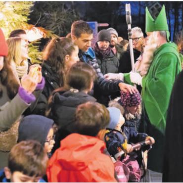 Viele funkelnde Kinderaugen - Nicht nur die Kinder, sondern auch die Erwachsenen haben ihre Freude am Chlausauszug.