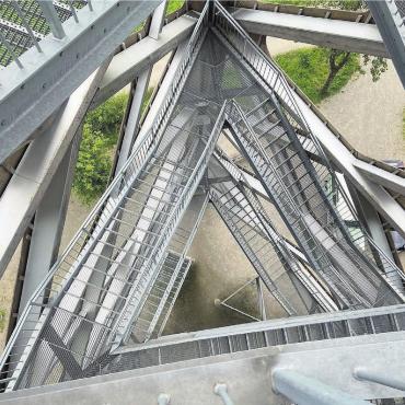 Für Schwindelfreie - Faszinierender Blick nach unten. Die Treppenelemente bestehen aus Stahl, der Rest aus Schweizer Holz. Er wurde 2021 erbaut und bildet den Höhepunkt im Naherholungsgebiet Hasenberg, einem beliebten Ausflugsziel für die ganze Region. Der Aufstieg ist für Besucher gratis. Bild: Sabrina Salm