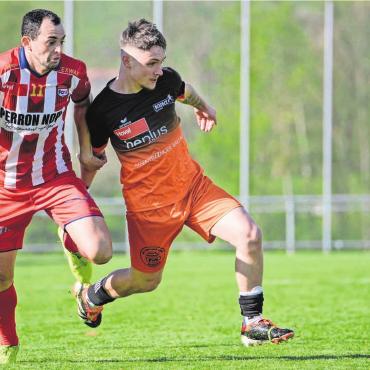 Talent orientiert sich neu - Nik Dubler (rechts) gegen Wellington vom FC Rotkreuz. Mit Schötz hat der Freiämter am Aufstieg in die Promotion League gekratzt. Für das Challenge-League-Kader des FC Aarau hat es trotzdem nicht gereicht. Bild: Freshfocus