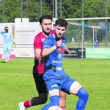 Ein unwürdiger Auftritt - Nermin Rogentin (vorne) ist durch Verletzungen und weil Spieler bei der U23 sind, die einzige Option der Wohler im Sturm. Bild: Josip Lasic