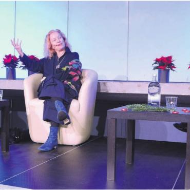 Aus dem Nähkästchen geplaudert - In der dritten Ausgabe des Kanti-Talks entlockte Moderatorin Annelis Schröter-Meier (rechts) dem Unternehmensberater und Kirchenratspräsidenten Pascal Gregor sowie Tänzerin und Choreografin Brigitta Luisa Merki so manch spannende Anekdote aus ihrem Leben. Bild: Chregi Hansen