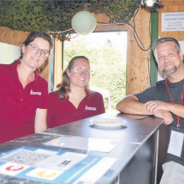Das Dorf, in dem man sich hilft - Vor dem Grossandrang im Barwagen (v. l.): Gabi Arnold und Tamara Enzler mit OK-Präsident Christian Kron.