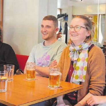 Enttäuscht von A bis Z - Die Suche nach Gründen für die Niederlage ist für die Grünen des Bezirks um Präsidentin Lea Küng (Zweite von rechts) nicht einfach. Bild: ake