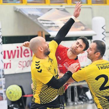 Niederlage gegen Aufsteiger - Yorick Kaufmann (Mitte) in der Mangel der Urner. Gegen Altdorf gab es nichts zu holen für Muri. Bild: tvm