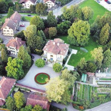 Der logische Widerstand - Das Anwesen der Villa Isler mitsamt dem Baumbestand gilt es zu schützen: Dafür macht sich die Stiftung Freiämter Strohmuseum stark. Die Stiftung sieht ein Baubegehren an der Parzellengrenze (rechts) als nicht bewilligungsreif. Bild: Archiv
