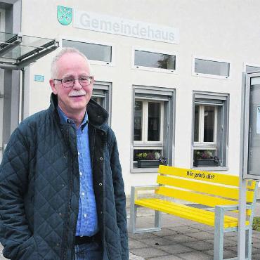 Ende einer Ära - Rolf Meier vor dem Gemeindehaus in Tägerig. Heute gibt er die Schlüssel für das Gebäude ab, in dem er Jahrzehnte gearbeitet hat. «Das Aufhören fällt mir leicht», sagt er. Bild: Chregi Hansen