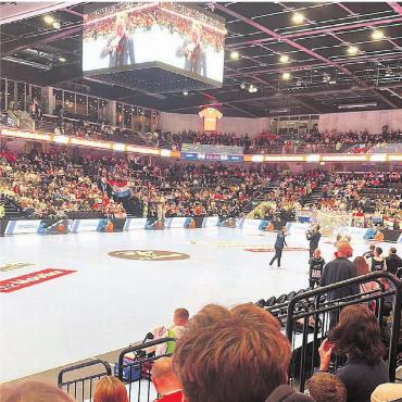 Hoch hinaus dank Freiämter Hilfe - Die Pilatus-Arena war am letzten Wochenende Schauplatz eines Länderspiels der Schweizer Handballer. Es war der erste Grossevent in der neuen Halle.