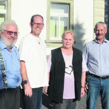 Fakten statt Emotionen - Sie präsentierten die neue Immobilienstrategie der Reformierten (von links): Edwin Hübscher, Michael Stalder, Berta Hübscher und Ruedi Jost vor dem Kirchgemeindehaus, das allenfalls auch verkauft werden könnte. Bild: Chregi Hansen