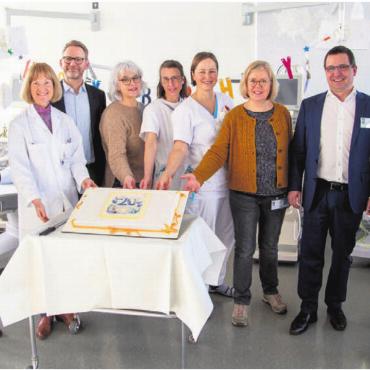 20 Jahre Dialysezentrum - Das Team der Dialyse Muri mit einer Torte zum 20-Jahr-Jubiläum. Von links: Pascal Cotrotzo, CEO KSB; Rahel Pfammatter, Leiterin Dialysestation Muri; Harald Seeger, Chefarzt Nephrologie KSB; Susan Saxer, Silvia Gander und Sarah Steger, Pflegefachfrauen; Jette Gentilesca, Stationsleiterin Dialyse KSB; Daniel Strub, CEO Spital Muri; Petra Huber-Neff, MPA Fachmitarbeiterin Dialysestation. Bild: zg