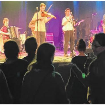 Viele bekannte Gesichter - Friedliche Stimmung am ersten Winterfest des Sommerbar-OKs. Bild: zg