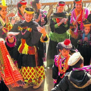 Aus anderen Blickwinkeln - Die ethnische Minderheit Kalash im Norden Pakistans feiert das alljährliche Chomos-Festival in ihrem Dorf Bumburat – Thomas Koller aus Rudolfstetten war dabei.
