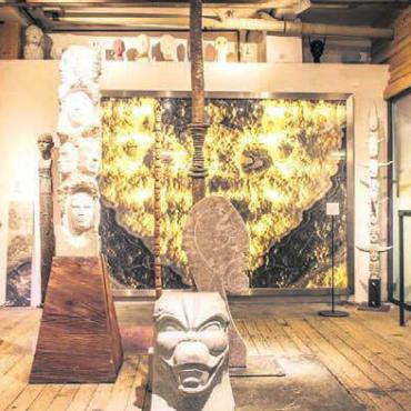 Jubiläumsrundgang als krönender Abschluss - Die Teilnehmenden erhalten eine exklusive Führung durch die Ausstellung im Atelier von Rafael Häfliger. Bild: zg