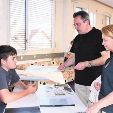 Digital-Experte und Töffli-Jungs - An den verschiedenen Ausstellungstischen konnten die Projektarbeiten von den Erwachsenen bestaunt werden.