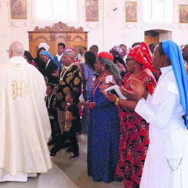Friedliches Mit- und Nebeneinander - Die Organisatoren, Pfarrer Ignatius Okoli und Don Luigi Talarico, freuten sich über einen farbigen Gottesdienst.