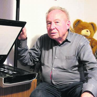 Aussergewöhnliches Hobby - Alfons Wey hat viele Erinnerungen festgehalten und fein säuberlich in vielen Stunden eingescannt und archiviert. Bild: Monica Rast