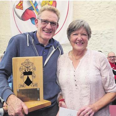 Ausflug hat sich gelohnt - Die strahlenden Sieger: René und Rosmarie Hitz entführen den Pokal nach Oberentfelden. Bilder: Chregi Hansen