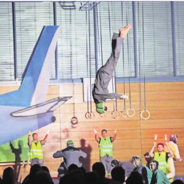 Zum Höhenflug angesetzt - Geräteturnen Jugend und Aktivriege zeigten eine perfekte Flugshow und setzen so das Motto «Flüüüge» bestens um. Bilder: rb