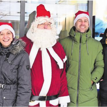 Ehrensache für höchsten Wohler - Der Samichlaus konnte auf ganz viel Unterstützung zählen: Einwohnerratspräsident Marc Läuffer mit seiner Crew von der Hypothekarbank Lenzburg AG in Wohlen. Neben dem Samichlaus Daniel Sandmeier, Leiter der Geschäftsstelle. Bild: Daniel Marti