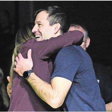 Happy End nach Horrorstart - Holt in seiner zweiten Saison als Trainer wieder eine Medaille und wird von Verbandspräsidentin Nadine Pietschmann gedrückt: Pascal Strebel.