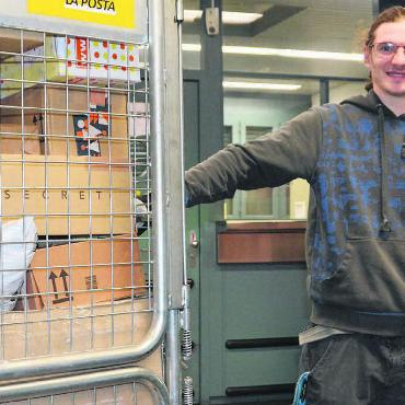 Gesucht und gefunden - Täglich geht Alain Brugger motiviert zur Arbeit. «Mir gefällt es hier», sagt der Integra-Klient über seine Tätigkeit bei der Postfiliale in Wohlen. Er fühle sich ernstgenommen, was ihm viel bedeutet. Auch seine Teamkollegen schätzen den 27-Jährigen sehr. Bilder: Sabrina Salm