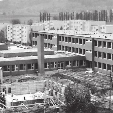 Modernes Prunkstück - Das Junkholz-Schulhaus vor rund 50 Jahren kurz vor der Fertigstellung: Im Vordergrund ist die HPS noch in der Bauphase. Bilder: Archiv