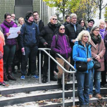 Spaziergang für die Zukunft - Wo liegt in Wohlen das Zentrum? Diese Frage konnten am Spaziergang zum Räumlichen Entwicklungsleitbild nicht alle schlüssig beantworten. Bilder: Daniel Marti
