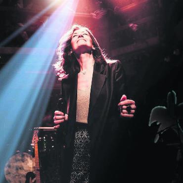 Magie eines Konzertabends - Sinas Jubiläumskonzert in der «Mühle» Hunziken erscheint nun als Live-Album. Am 1. Mai ist Sina in Wohlen zu Gast. Bild: pd