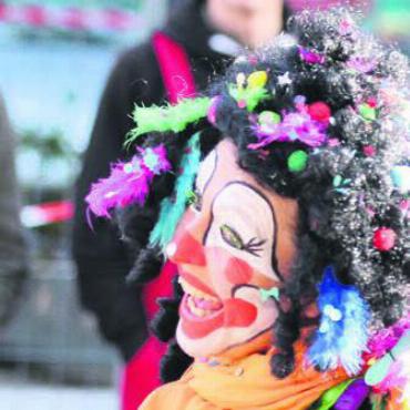 «Wir wollen den grössten Umzug» - Clownin sorgt für beste Stimmung.