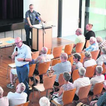 Emotionaler Machtkampf - Die «Gmeind» der Ortsbürger war von einer regen Diskussion geprägt. Bild: dm